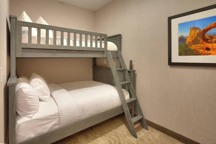 Room 25 of 32