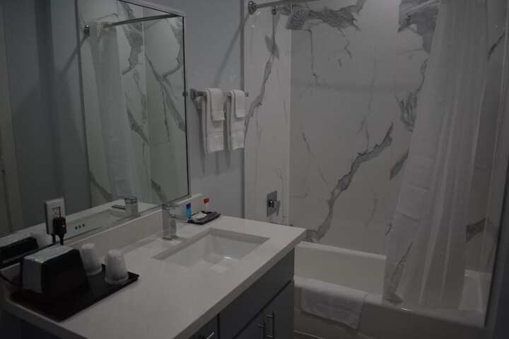 Room 10 of 28