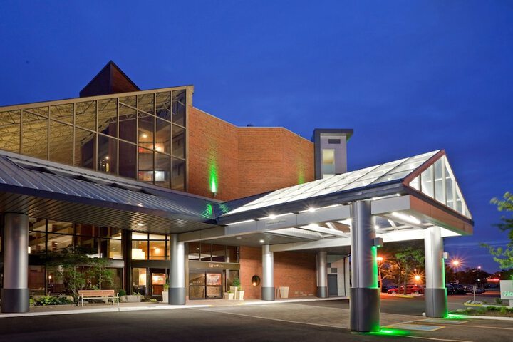 Holiday Inn Oakville Centre by IHG