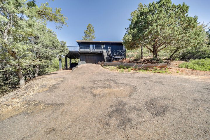 Pine Cabin w / Large Deck & Scenic Mountain Views!