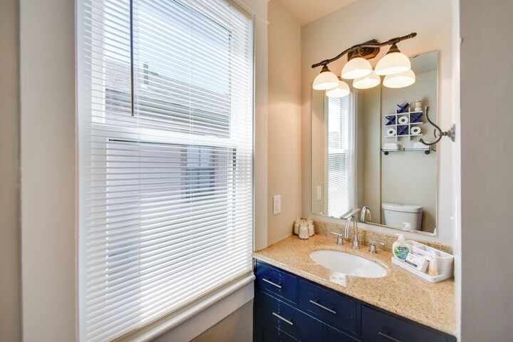 Modern Portsmouth Apartment: Walk to Norfolk Ferry