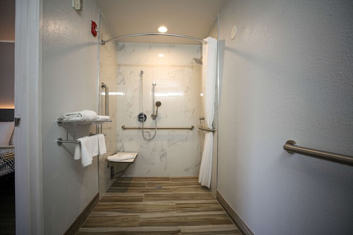 Room 32 of 35