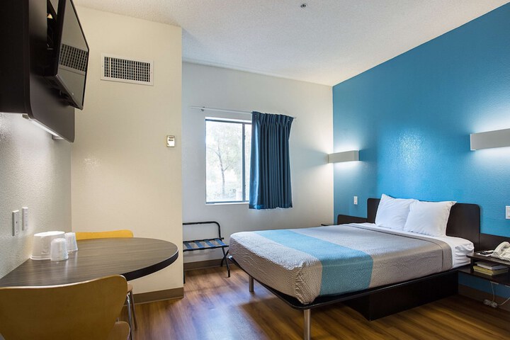 Room 40 of 49