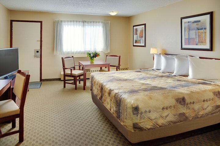 Room 6 of 12