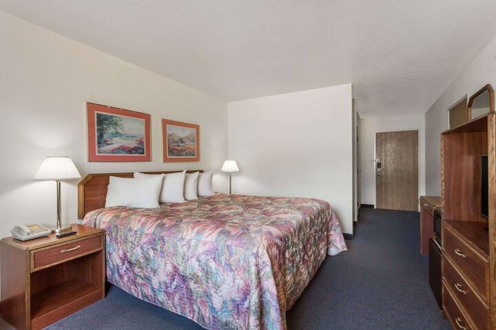 Room 32 of 54