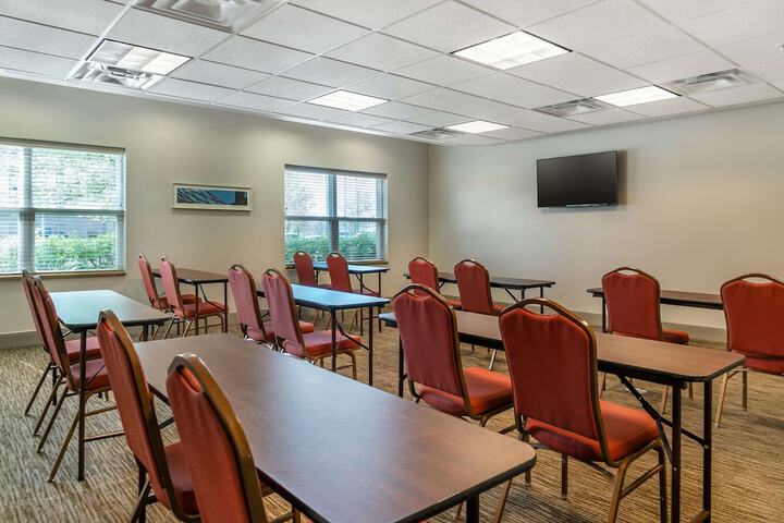 Country Inn & Suites by Radisson Rossford - Toledo South