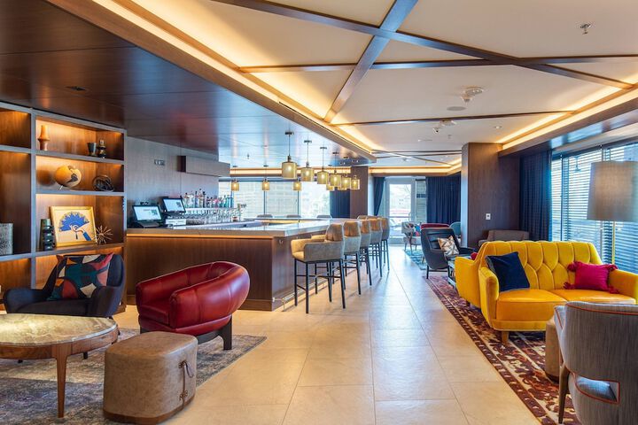 Lounge 71 of 99
