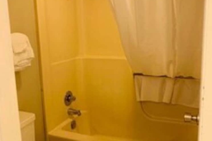 Room 17 of 28