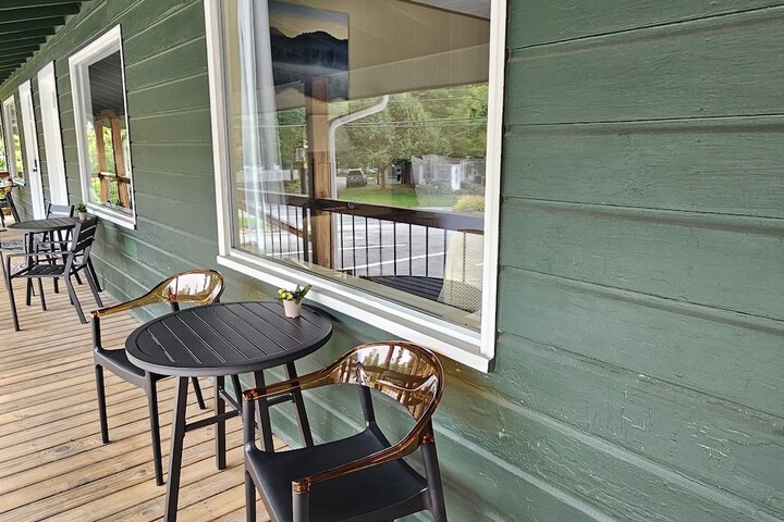 CedarWood Inn