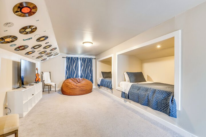Family-friendly Ontario Home in Central Location!