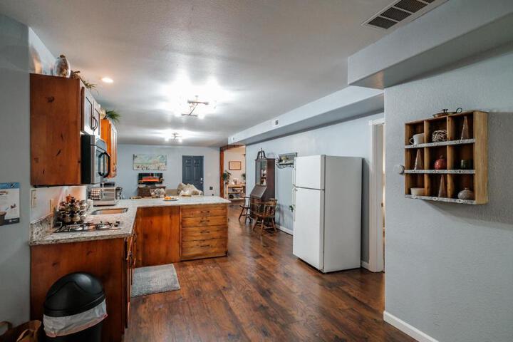 Beautiful Country Apartment AC, Pickleball, Billiards, Playground, Gardens