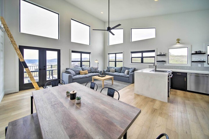 Modern Davenport Home w / Water View & Grill!