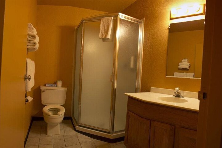 CAPITOL INN & SUITES