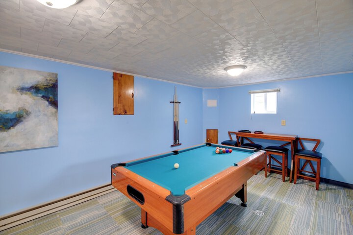 Bluefield Home w / Covered Deck - Near Parks!