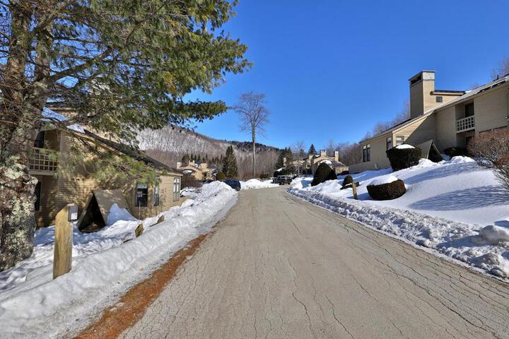Skiers! Fox Hollow 2BR 2BA Condo Across from Pico, Minutes to Killington condo