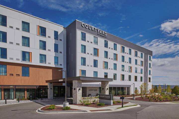 Courtyard by Marriott Petoskey at Victories Square