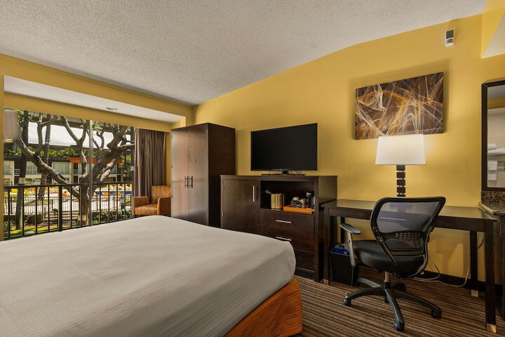 Best Western The Plaza Hotel Honolulu Airport - Free Breakfast