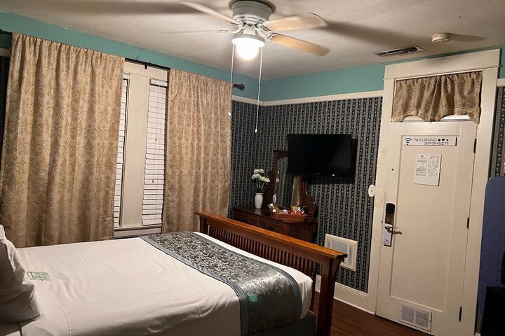 Room 25 of 38