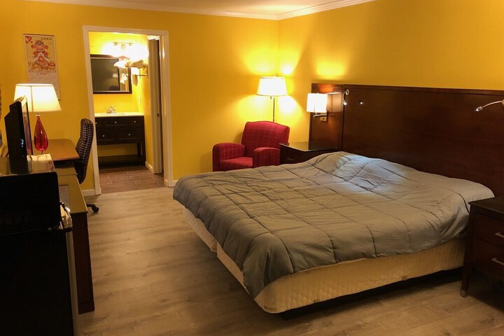 Room 11 of 14