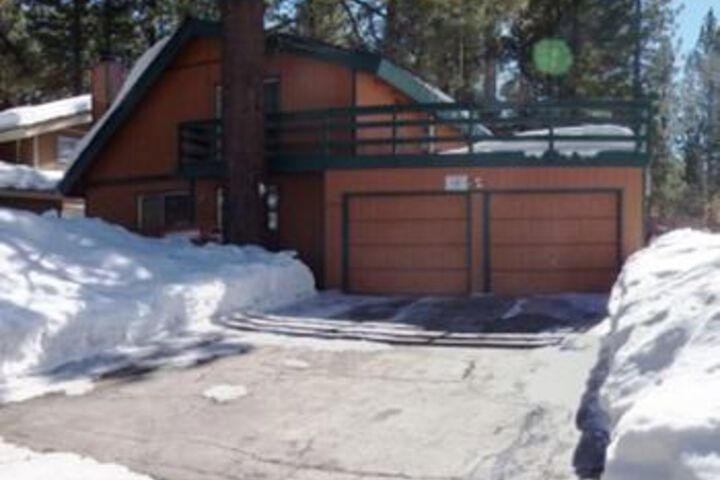 Conveniently Located Tahoe Home for 10 by RedAwning