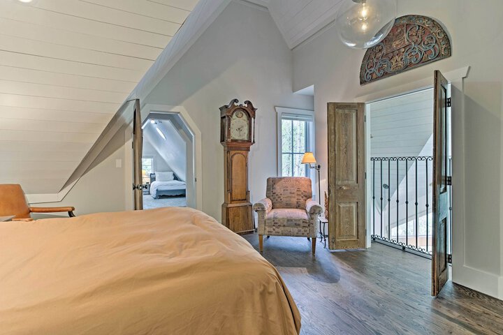 Enchanting Tryon Home w / Hot Tub 14 Mi to Tiec!