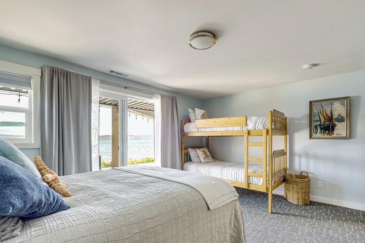 Bayfront Home w / Private Beach in Poulsbo!