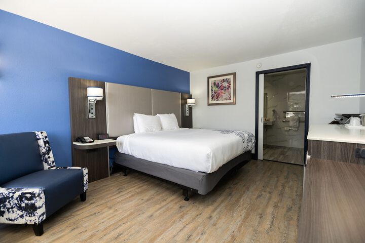 Room 10 of 28