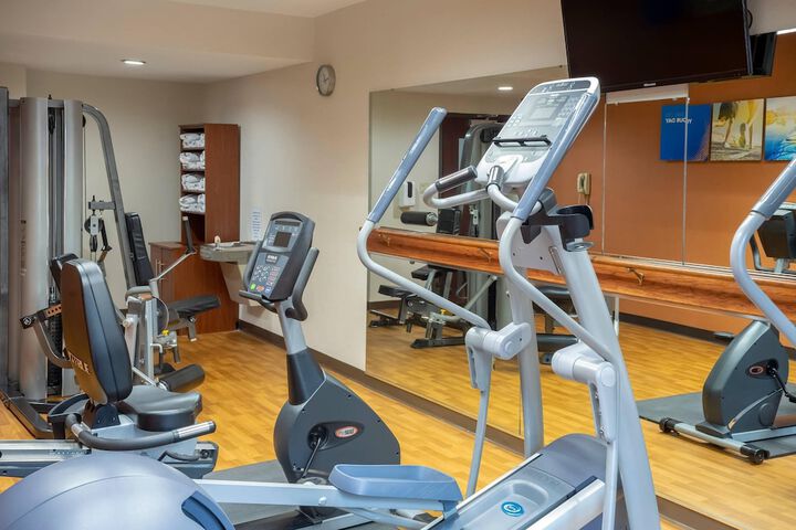 Comfort Suites Outlet Center