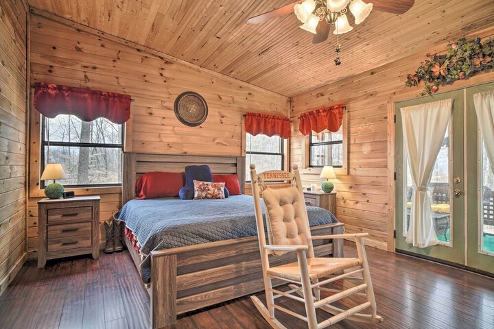 Douglas Lake Cabin w / Mountain-view Deck & Grill