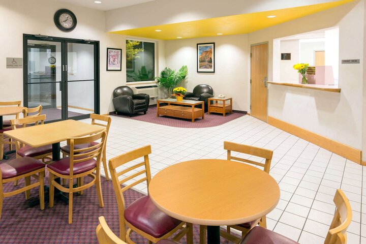 Super 8 by Wyndham Redmond