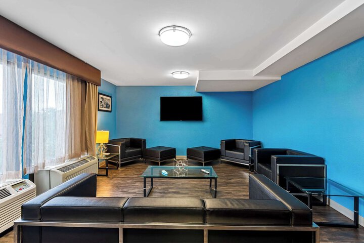 Lounge 40 of 42