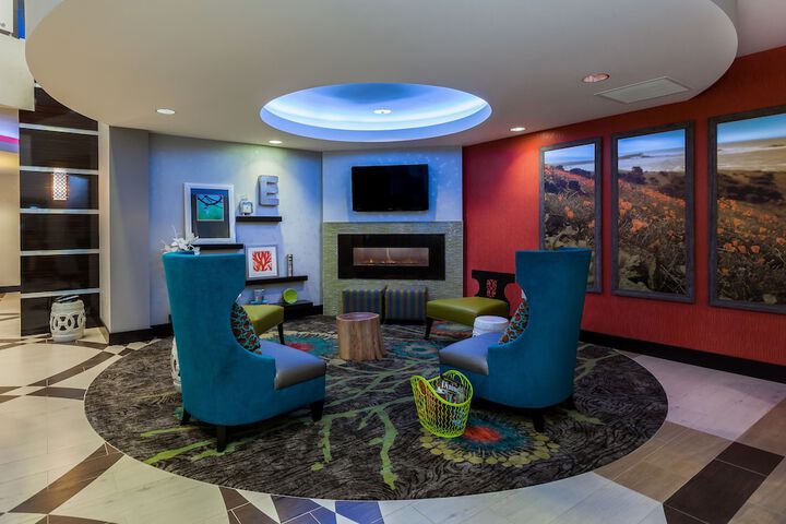 Holiday Inn Express & Suites Eureka by IHG