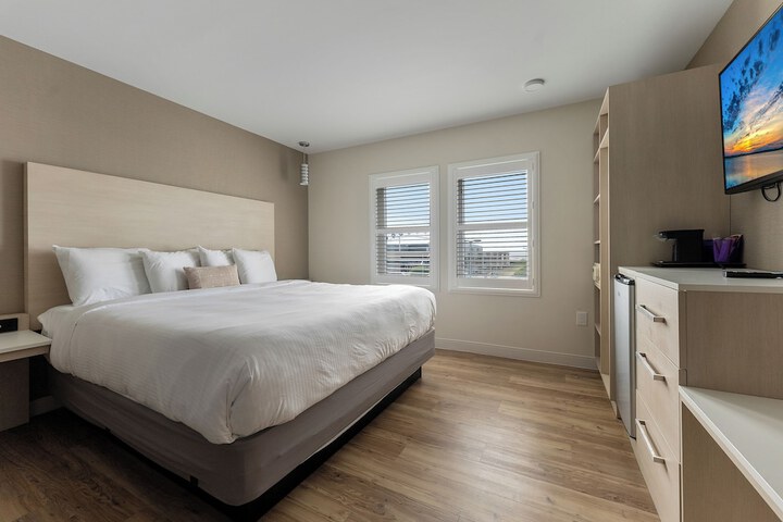Room 27 of 40