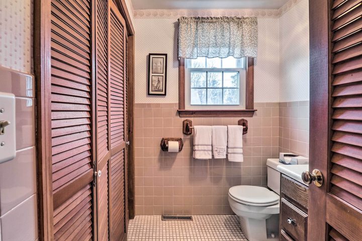 1 Mi to Beach: Quiet West Dennis Escape w / Sunroom