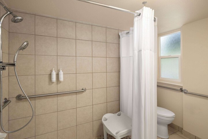 Days Inn by Wyndham Maui Oceanfront
