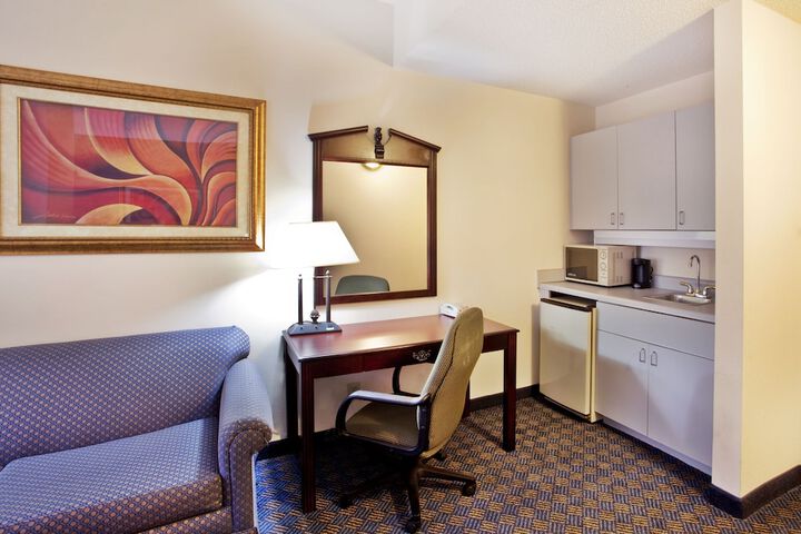 Holiday Inn Express Hotel & Suites by IHG