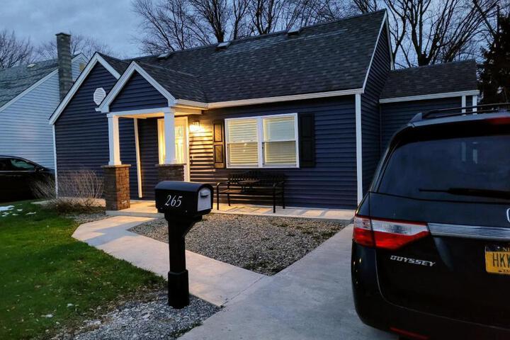 Nice house with private parking king bed fenced yard