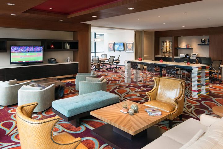 Lounge 67 of 77