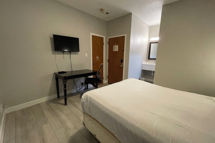 Room 10 of 16