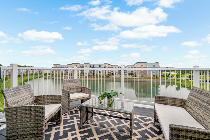 Spacious 4BR Warrenville Home- Rep 1