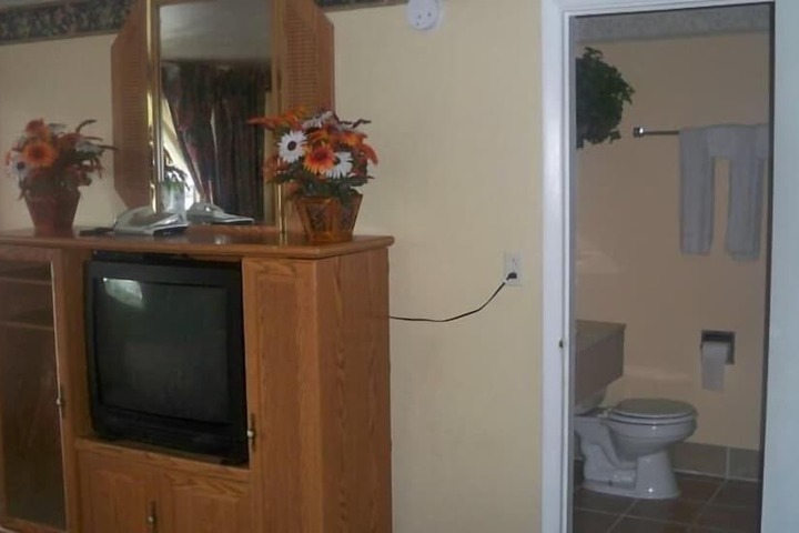 Room 6 of 10