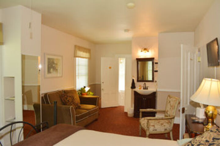 Deer Creek Inn