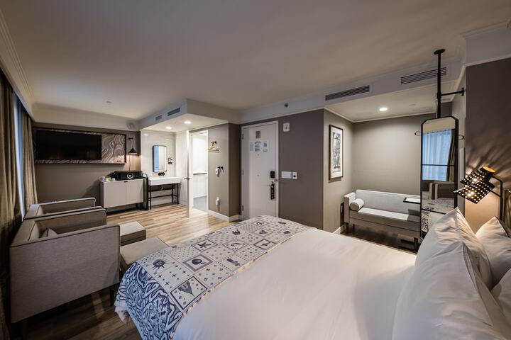 Room 28 of 43