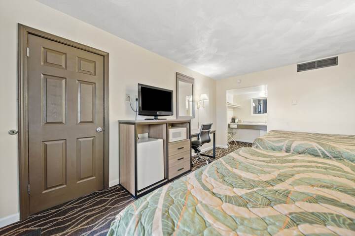 Room 27 of 38