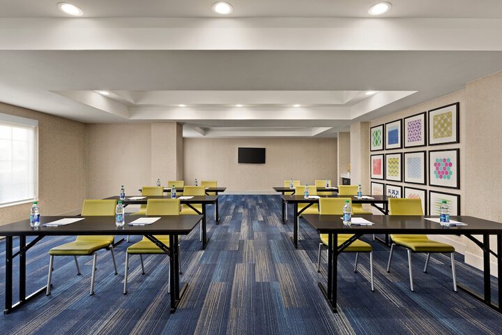 Holiday Inn Express & Suites Shawnee by IHG