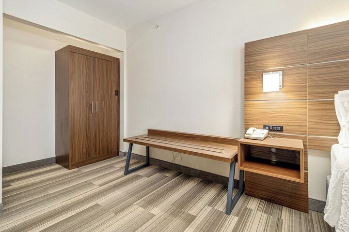 Room 179 of 348