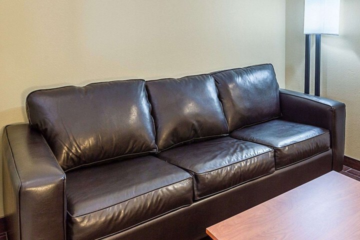 Comfort Suites near Tanger Outlet Mall
