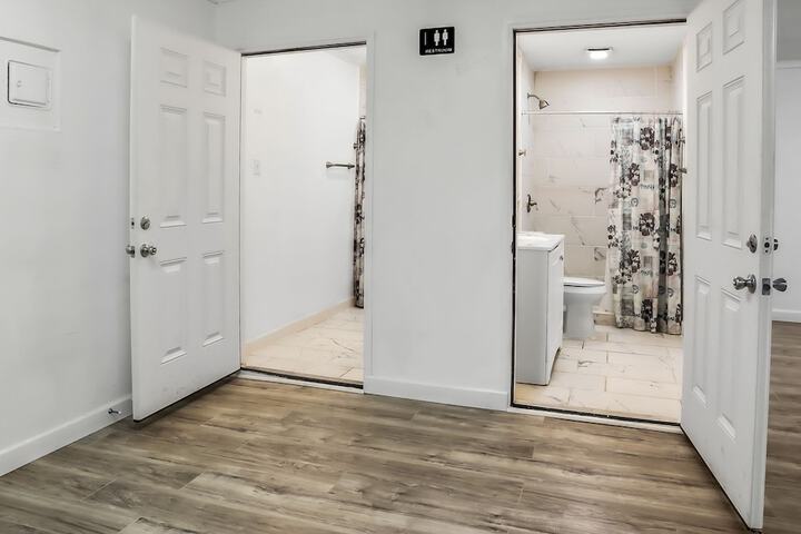 Room 17 of 38