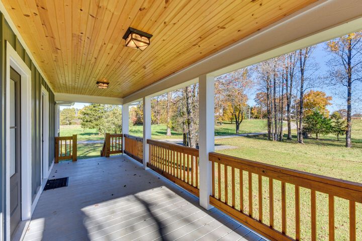 Modern Clarkesville Cottage w / Decks & Patio!