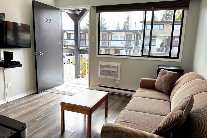 Departure Bay Motel